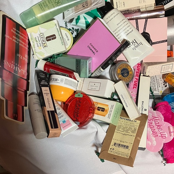 Enjoy this Mystery Box. Full of great samples and full size items. - Picture 3 of 6